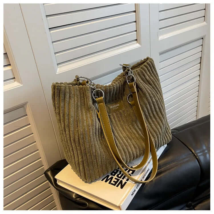 Gestreifte Samt-Tasche für Damen – raffinierte Eleganz und Stil
