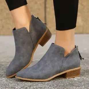 Flache Stiefeletten mit V-förmigem Ausschnitt