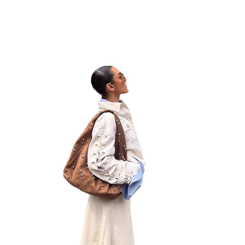 Sac à main féminin design avec détails en perles et coupe originale