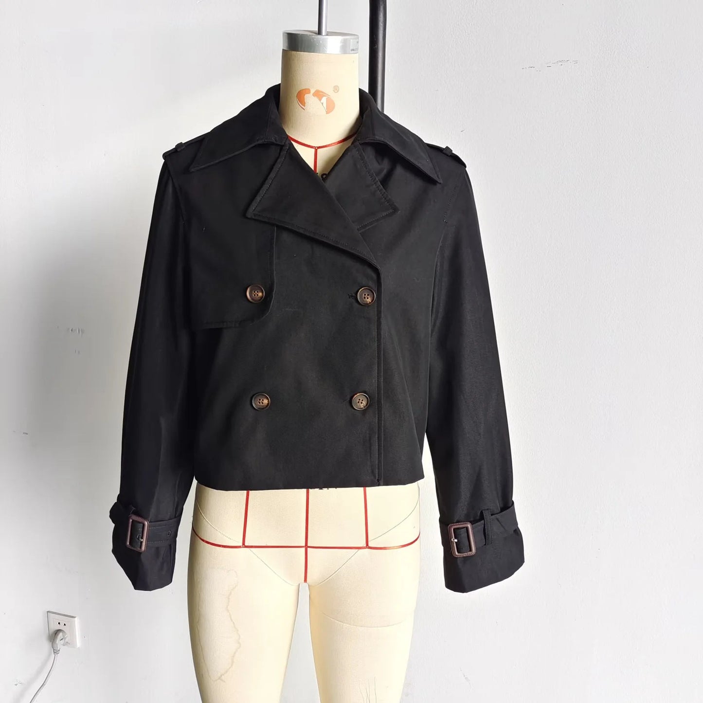 Short women's coat with double-breasted front and adjustable sleeves