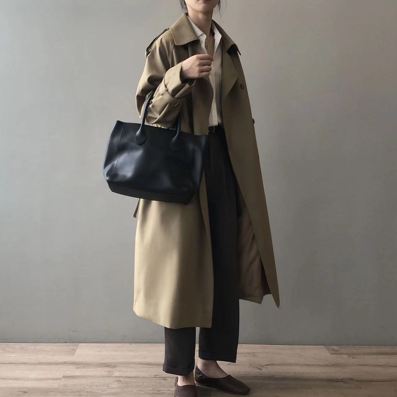 Lange trenchcoat voor dames met inzetstuk aan de achterkant