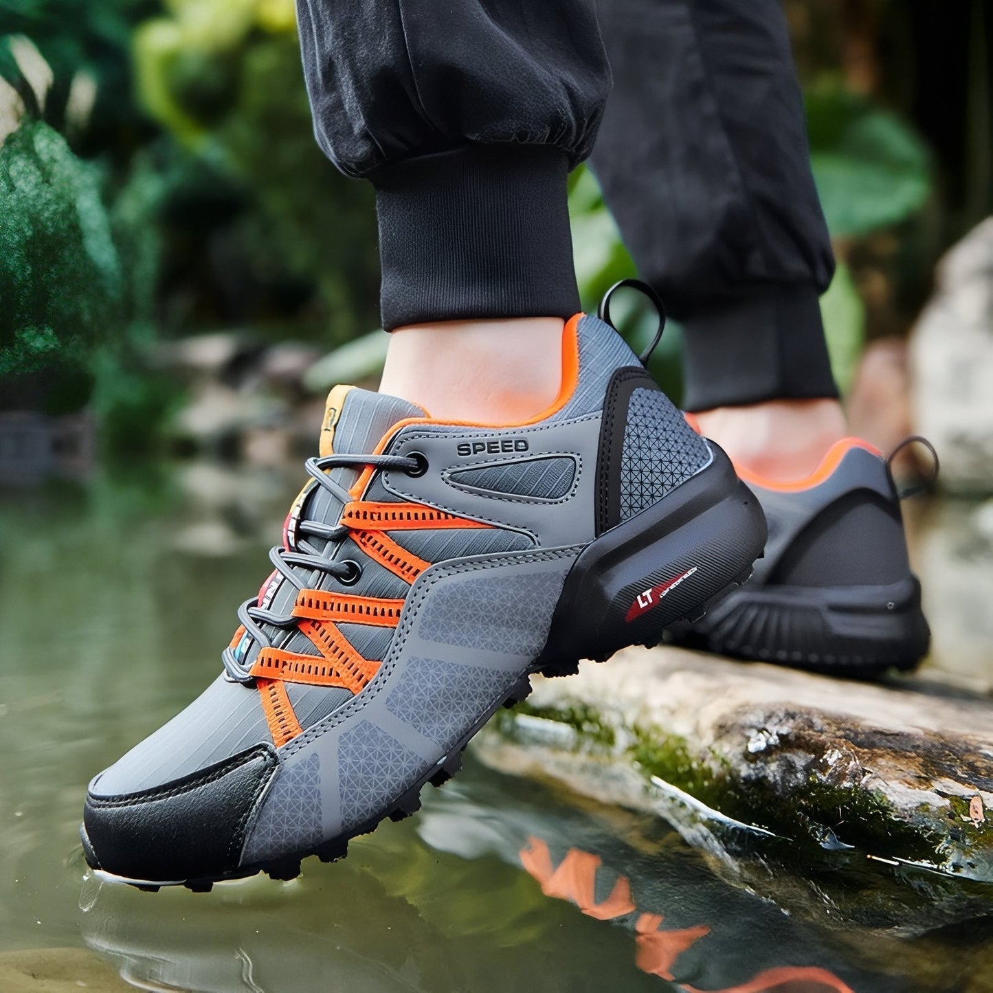 Wasserdichte, leuchtend orangefarbene und bequeme Wanderschuhe