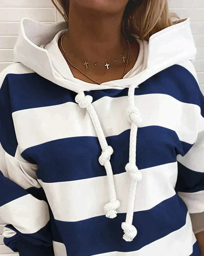 Hoodie sweat à capuche rayé marinière au style nautique chic