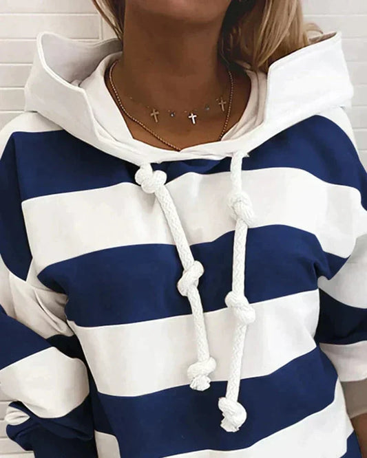 Hoodie sweat à capuche rayé marinière au style nautique chic