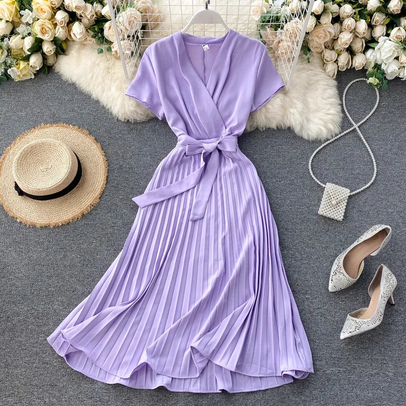 High-waisted pleated midi dress with V-neckline in solid color