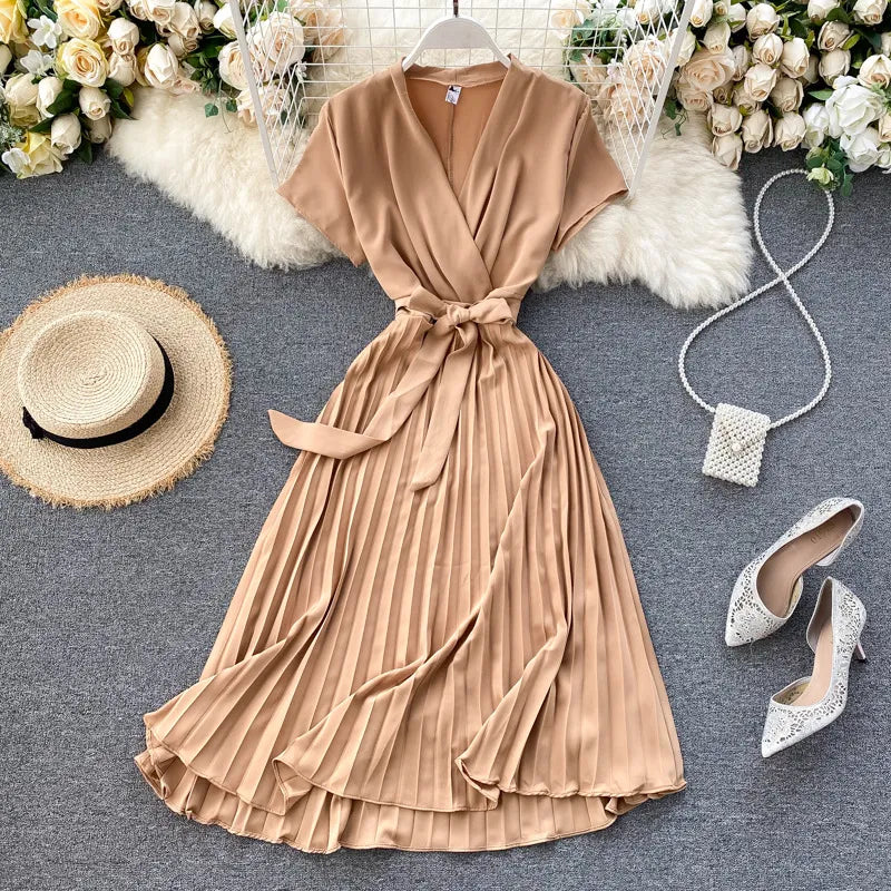 High-waisted pleated midi dress with V-neckline in solid color