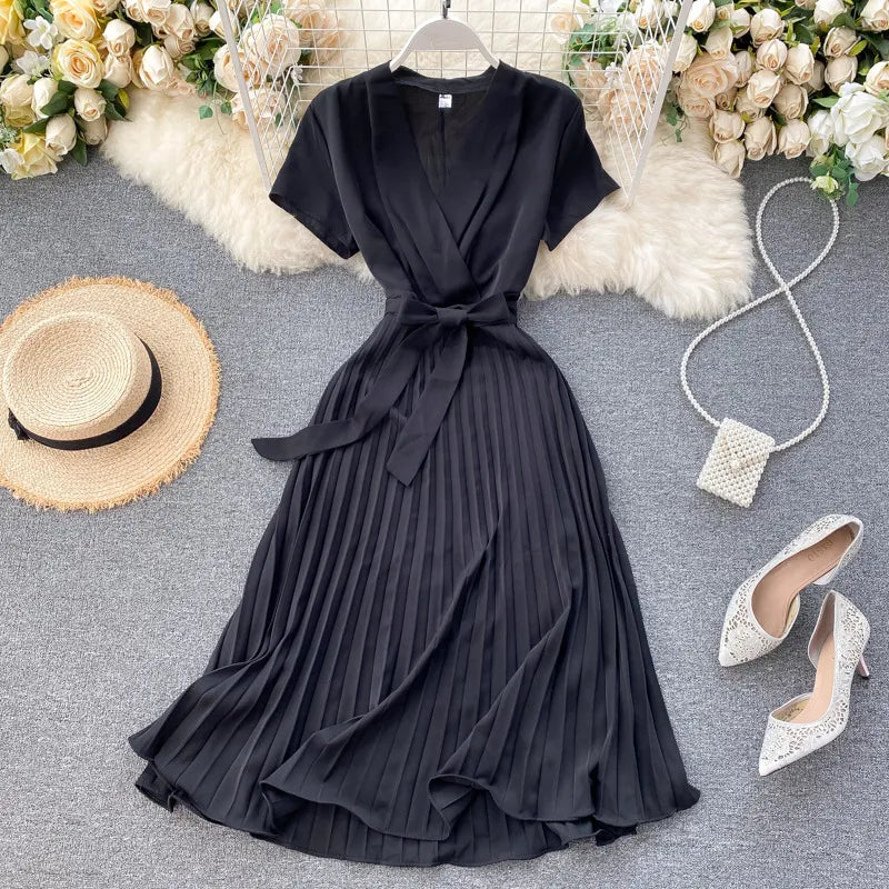 High-waisted pleated midi dress with V-neckline in solid color
