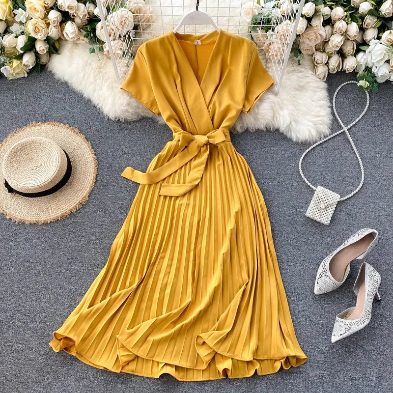 High-waisted pleated midi dress with V-neckline in solid color