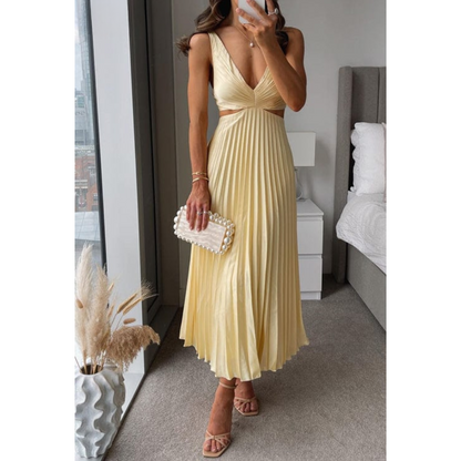 Robe plissée élégante avec décolleté au style raffiné et moderne