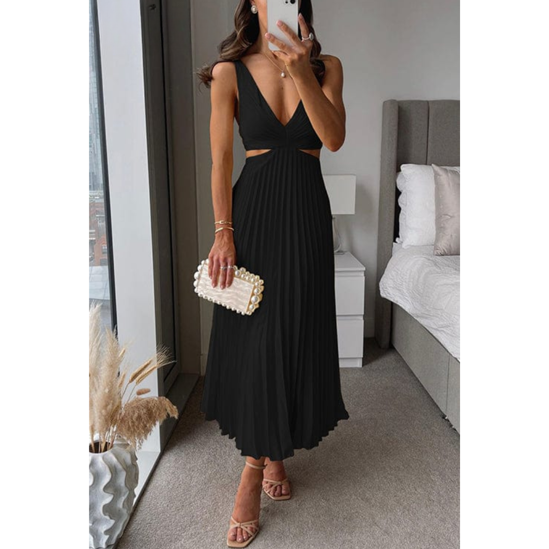 Robe plissée élégante avec décolleté au style raffiné et moderne