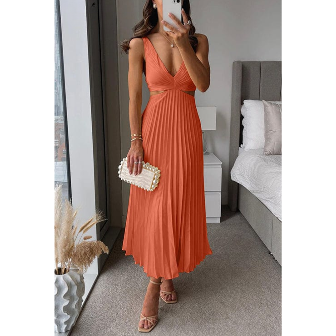 Robe plissée élégante avec décolleté au style raffiné et moderne