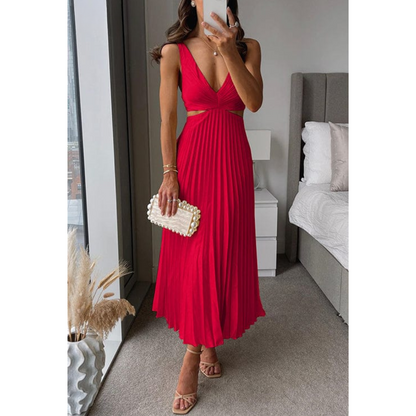 Robe plissée élégante avec décolleté au style raffiné et moderne