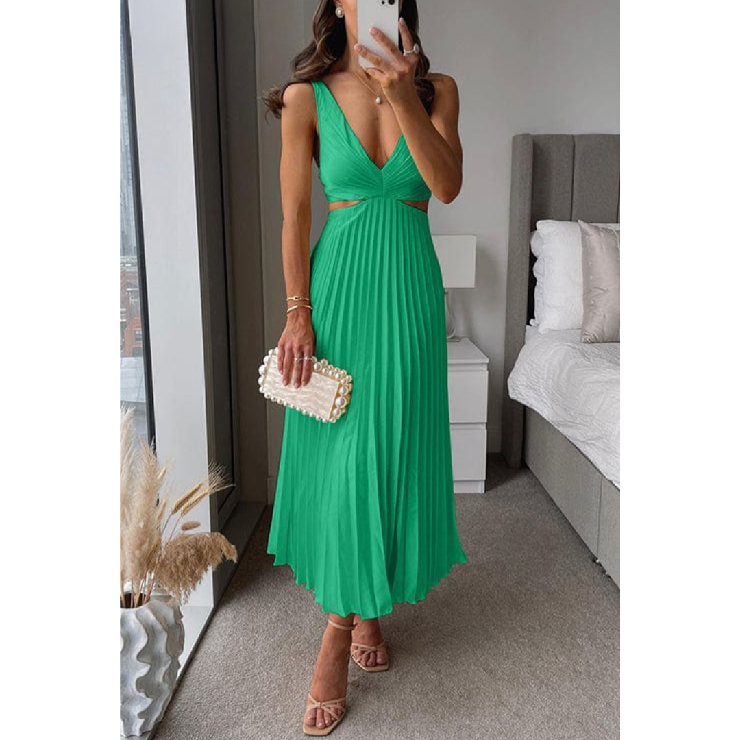 Robe plissée élégante avec décolleté au style raffiné et moderne