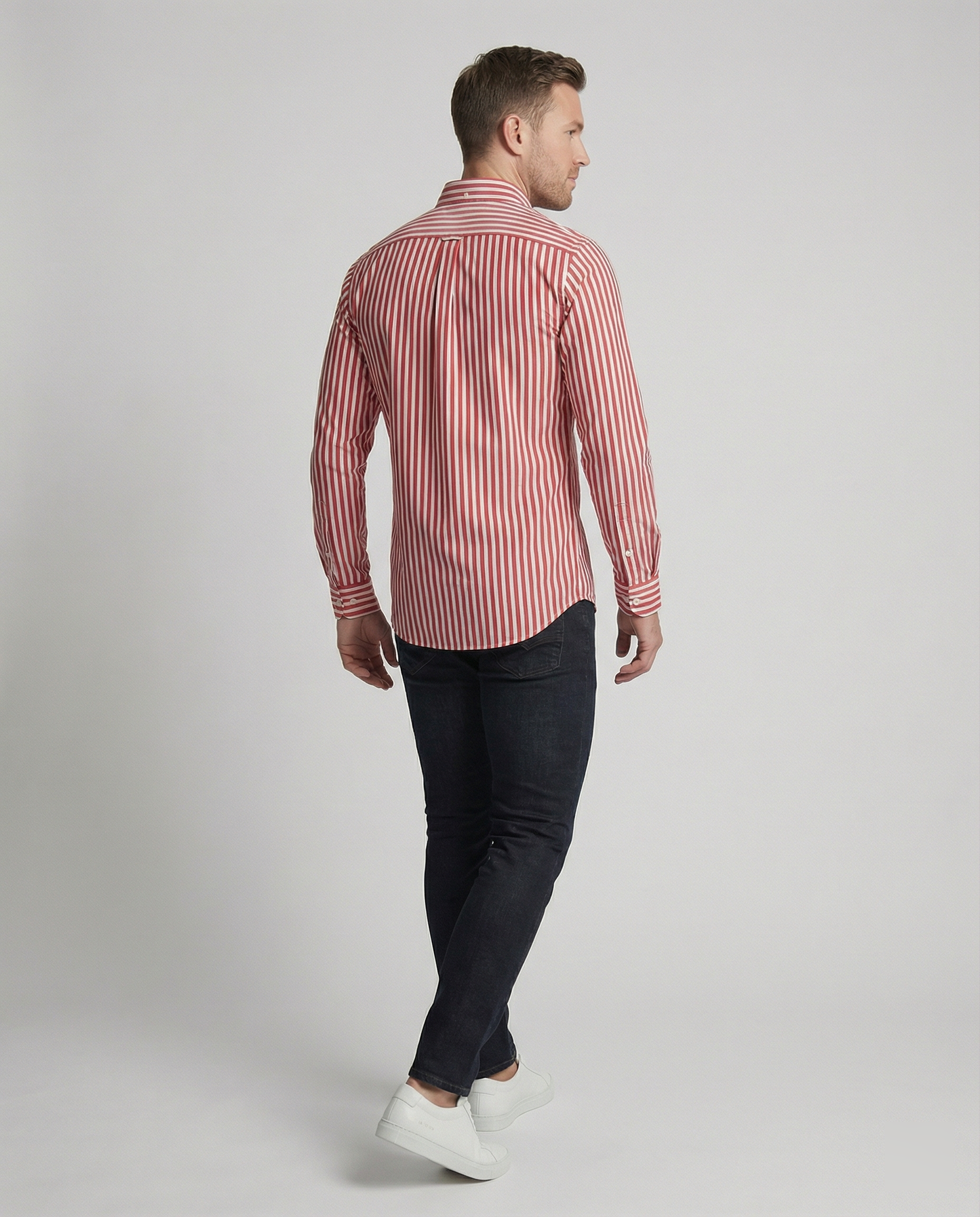 Klasyczna męska koszula w paski o dopasowanym, strukturalnym kroju