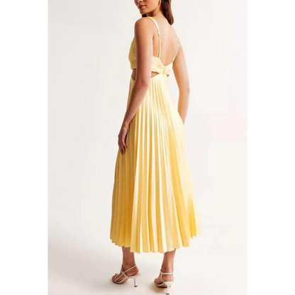Robe plissée élégante avec décolleté au style raffiné et moderne
