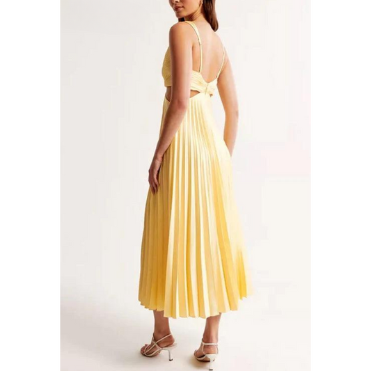 Elegant pleated dress with a refined and modern neckline