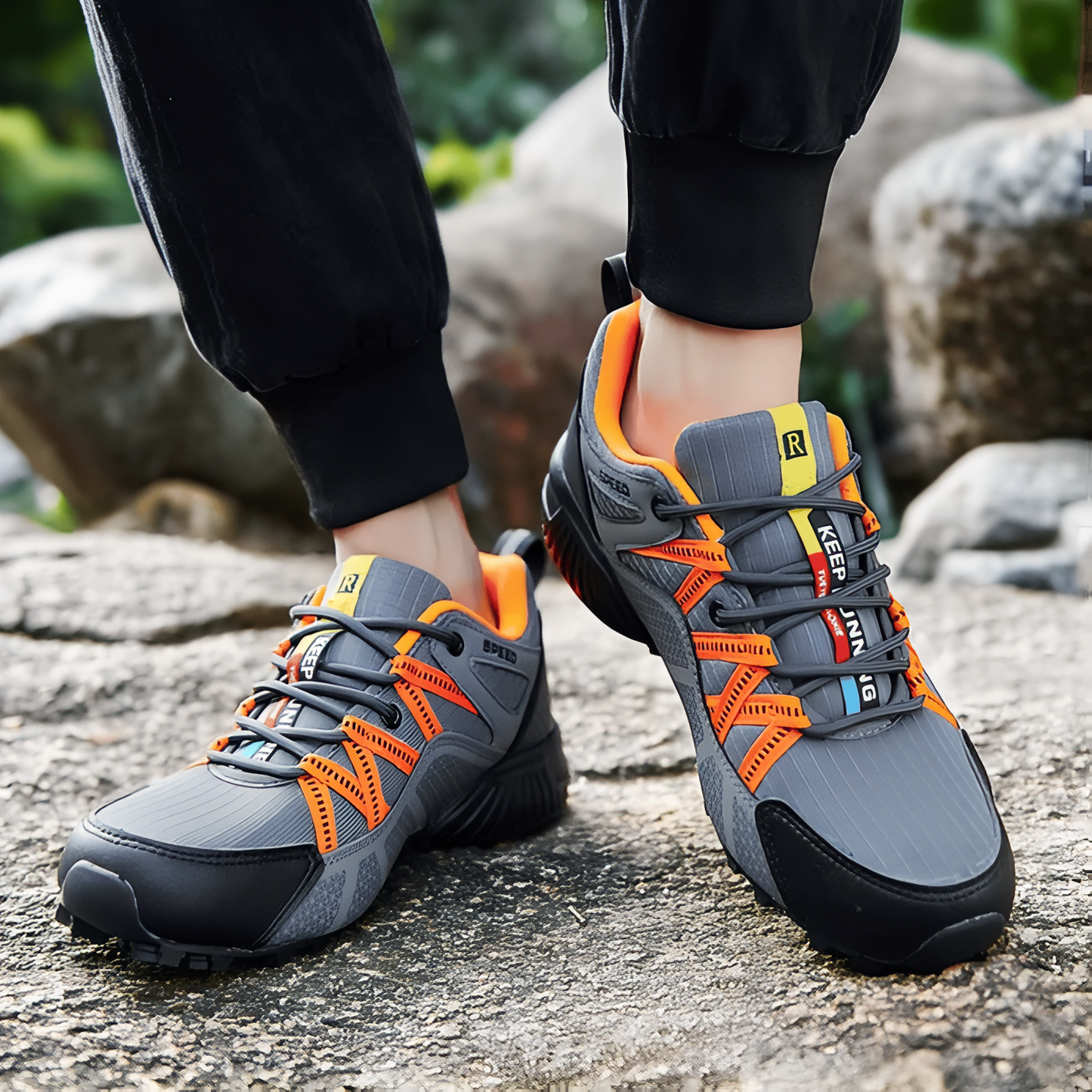 Wasserdichte, leuchtend orangefarbene und bequeme Wanderschuhe