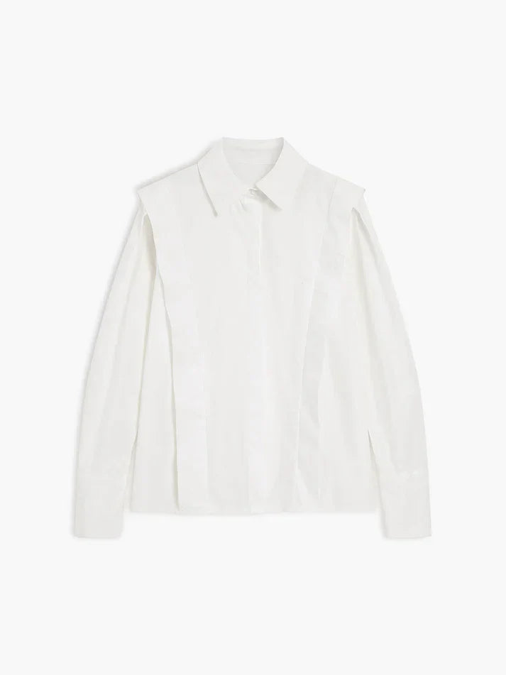 Oversize-Hemd im minimalistischen Business-Stil