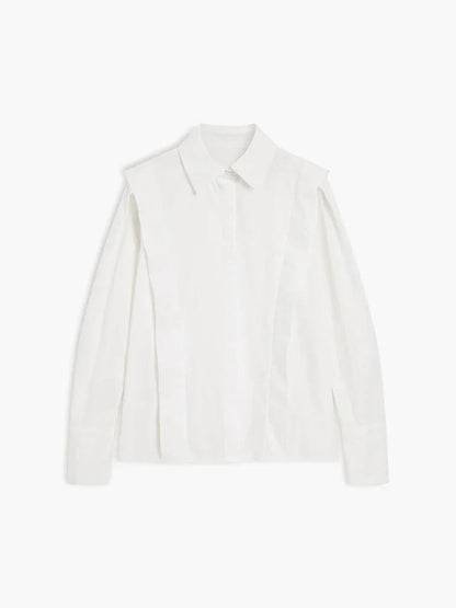 Oversize-Hemd im minimalistischen Business-Stil