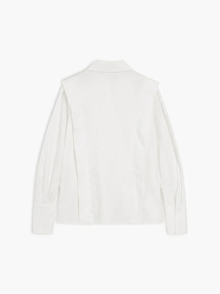 Oversize-Hemd im minimalistischen Business-Stil