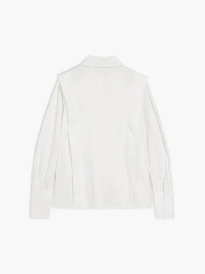 Oversize-Hemd im minimalistischen Business-Stil