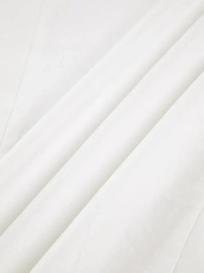 Oversize-Hemd im minimalistischen Business-Stil