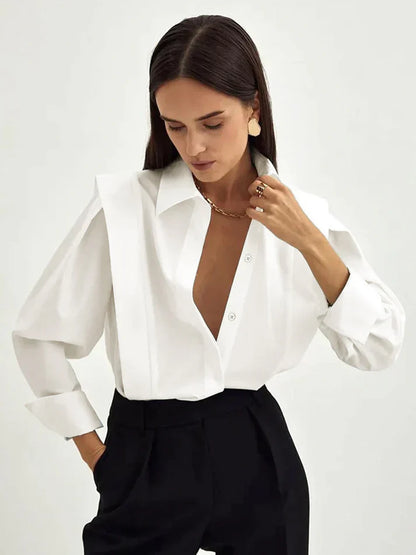 Oversize-Hemd im minimalistischen Business-Stil
