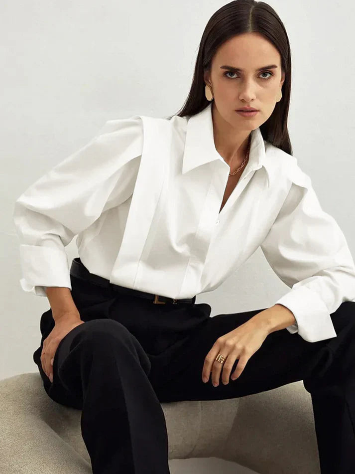 Oversize-Hemd im minimalistischen Business-Stil