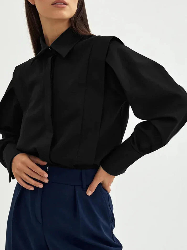 Oversize-Hemd im minimalistischen Business-Stil