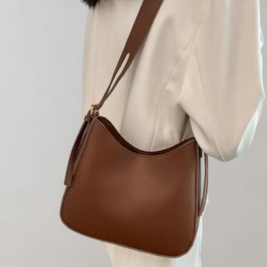 Elegant shoulder bag with minimalist and refined design