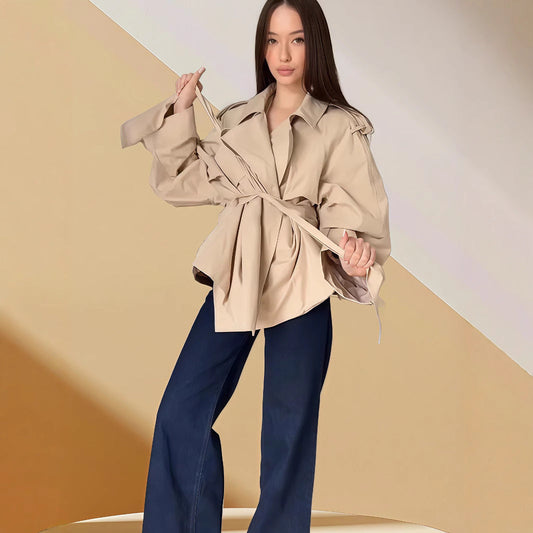 Trench pour femme court ceinturé avec coupe ample et moderne
