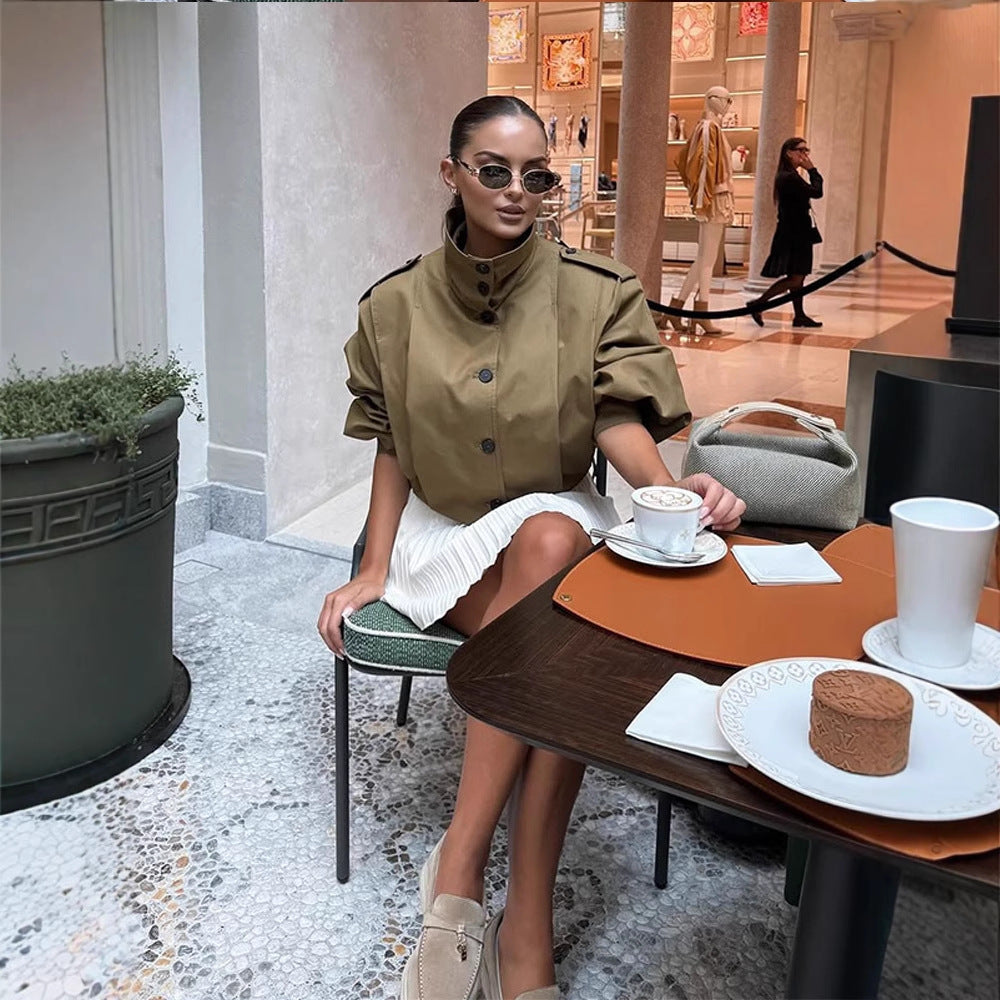 Trench-coat court femme avec boutons élégants
