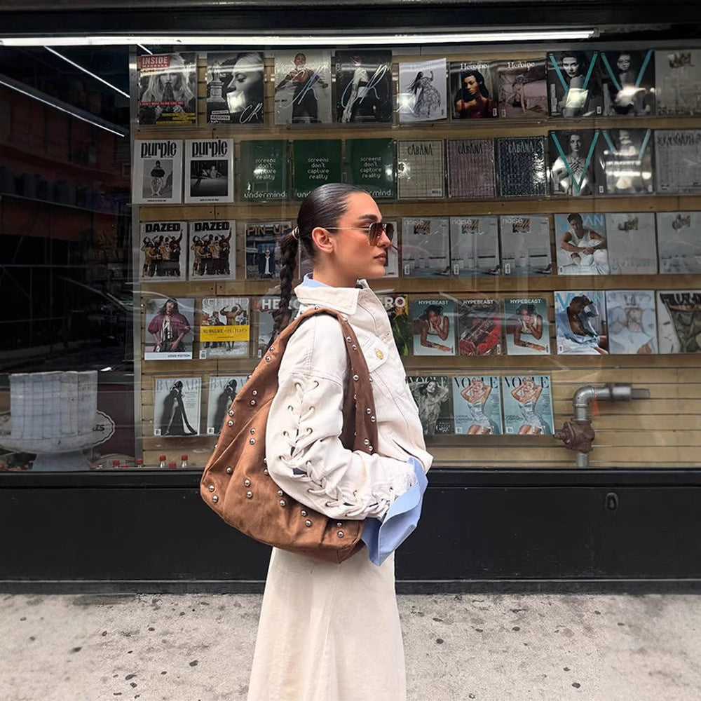 Sac à main féminin design avec détails en perles et coupe originale