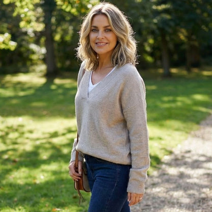 Elegancki i miękki sweter z dekoltem w serek