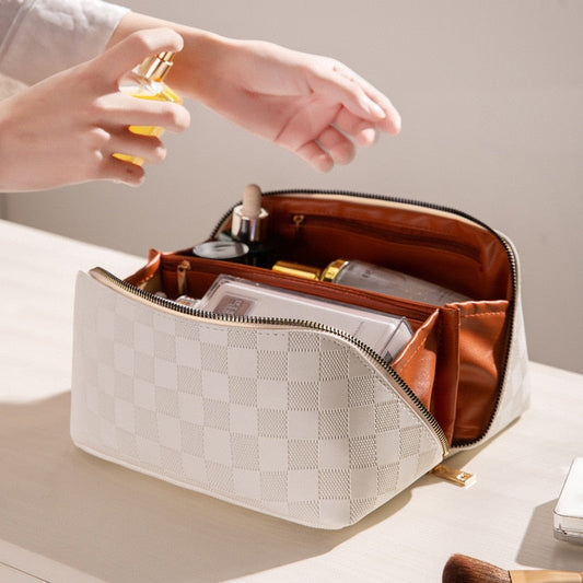 Elegant toiletry bag for a high-end and practical trip