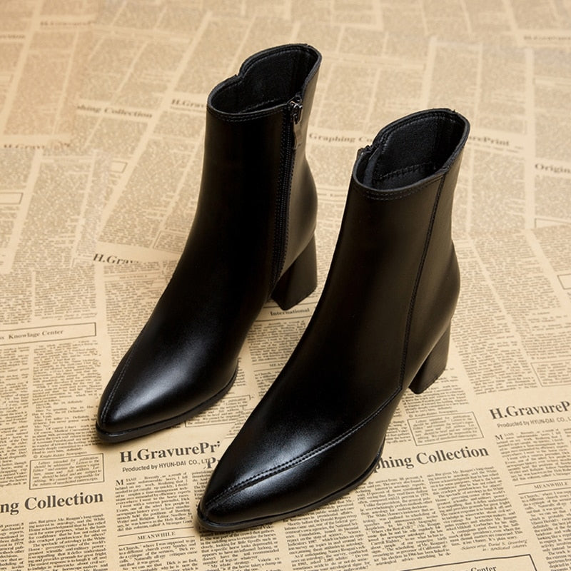 Elegant ankle boots with refined silhouette
