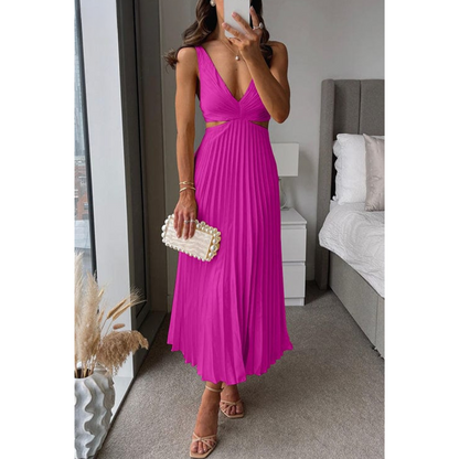 Robe plissée élégante avec décolleté au style raffiné et moderne