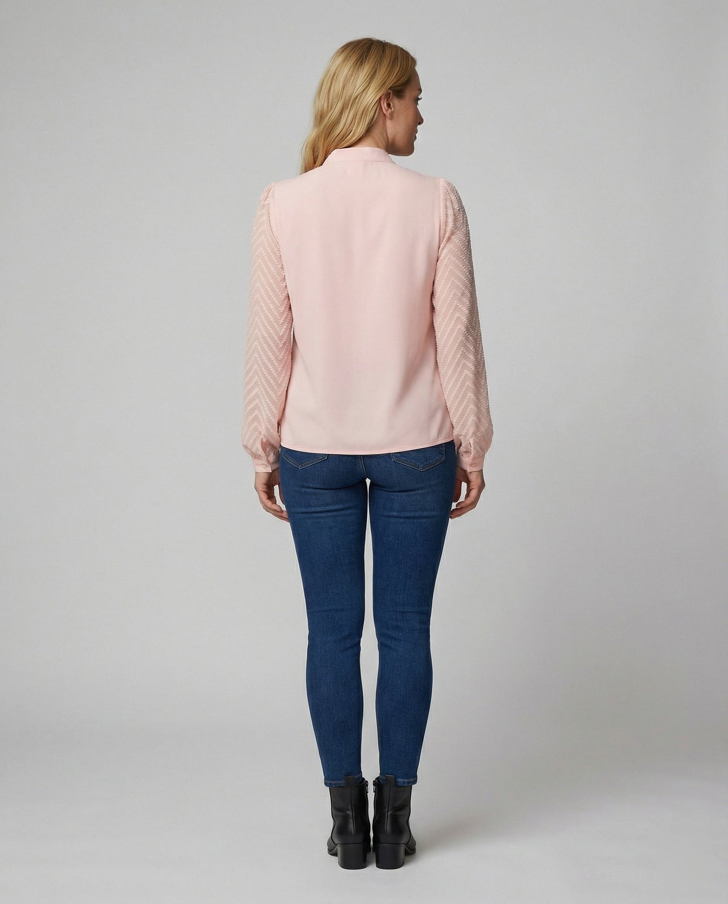 Blouse avec un élégant col en V pour une apparence stylée