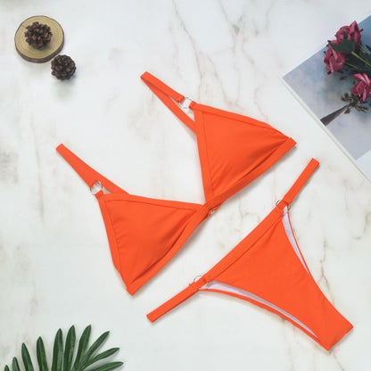 Bikini 2 pièces avec anneaux dorés et bonnets triangulaires
