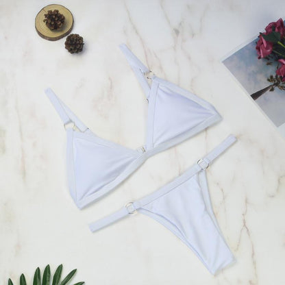 Bikini 2 pièces avec anneaux dorés et bonnets triangulaires