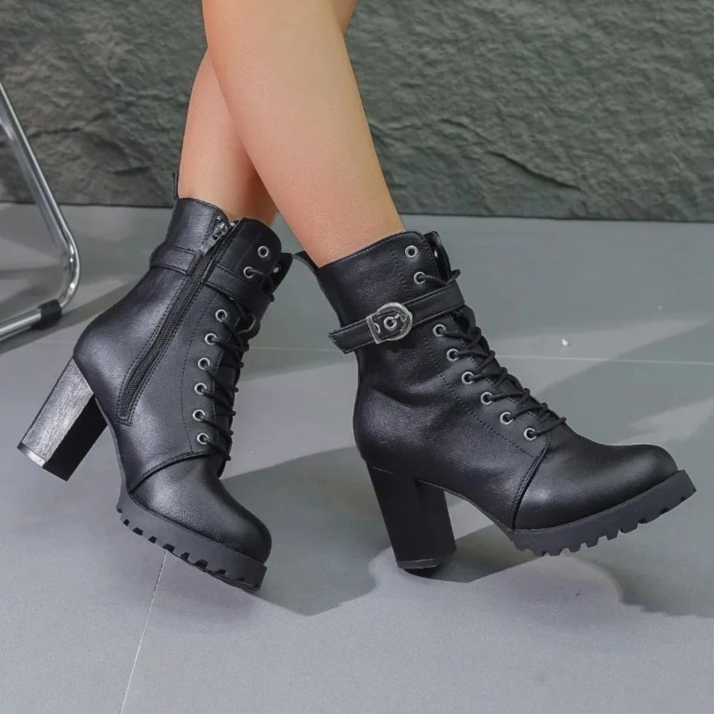 Bottines à talon haut et semelle crantée au style militaire