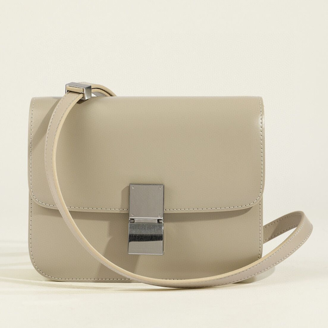 Classic shoulder bag Flap Box model, elegant and practical