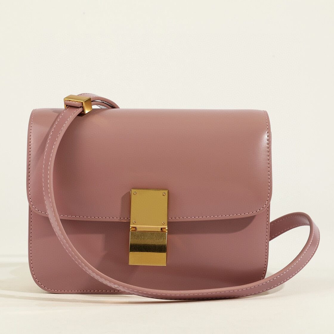 Classic shoulder bag Flap Box model, elegant and practical