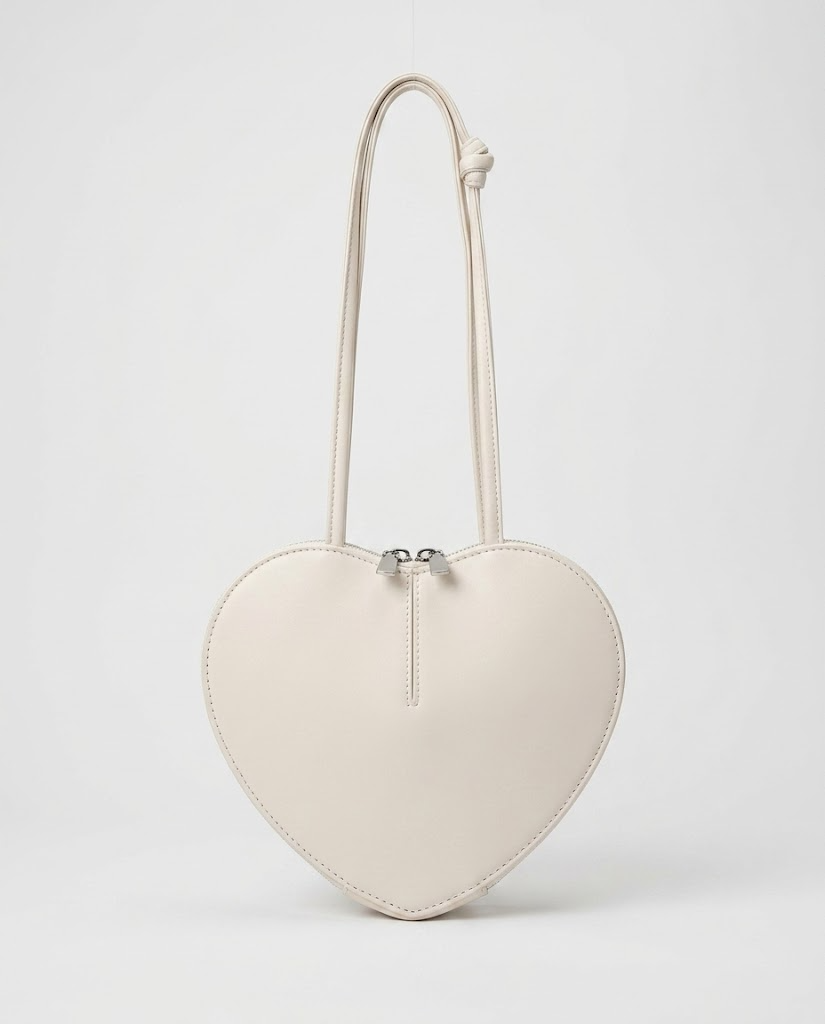 Chic shoulder bag for a refined everyday style