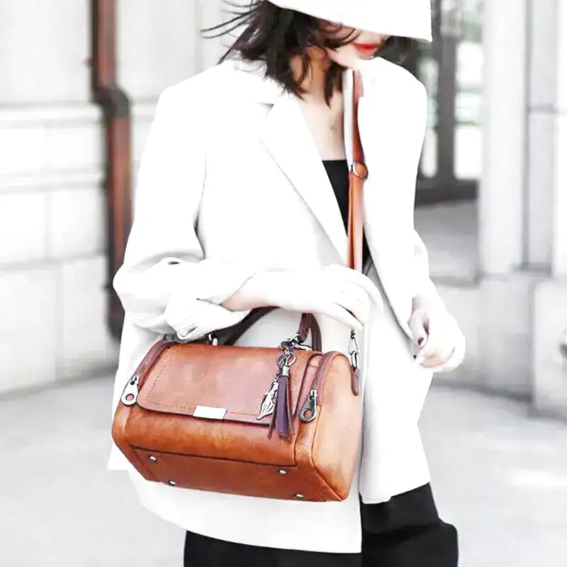 Large capacity handbag with strap and zipper