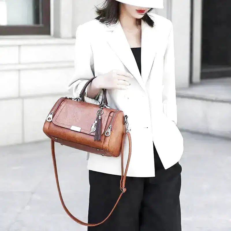 Large capacity handbag with strap and zipper