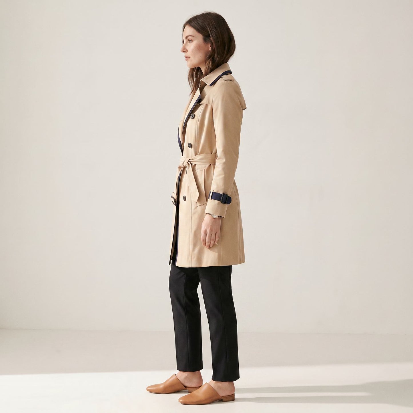 Halflange getailleerde trenchcoat voor dames met elegante aansluitende pasvorm