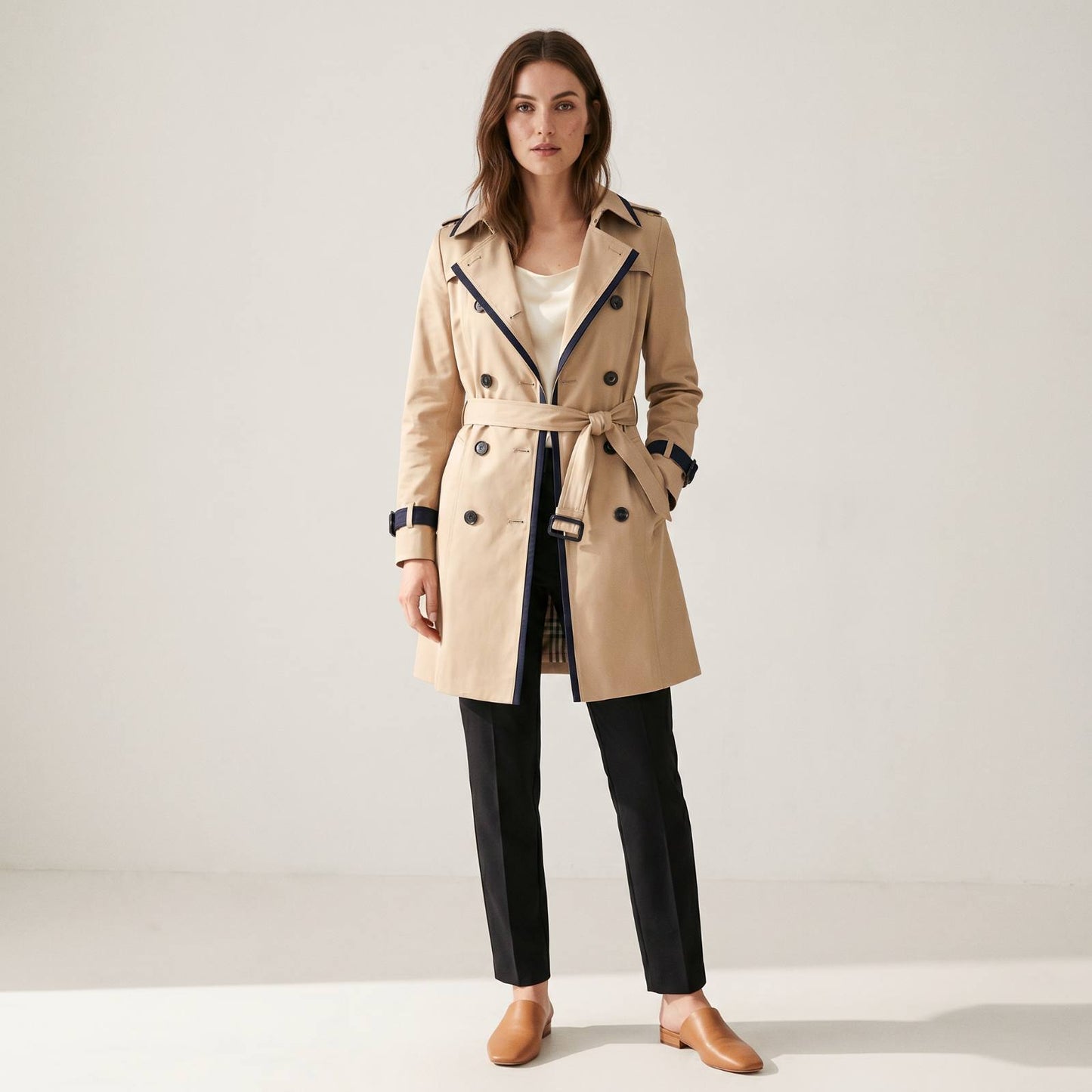 Halflange getailleerde trenchcoat voor dames met elegante aansluitende pasvorm
